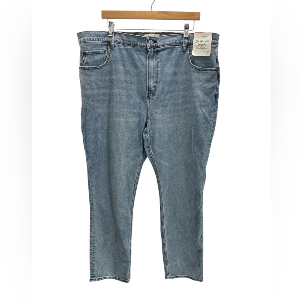 NWT Abercrombie & Fitch The ’90s Slim Straight Ultra High Rise Jeans‎ Light Wash